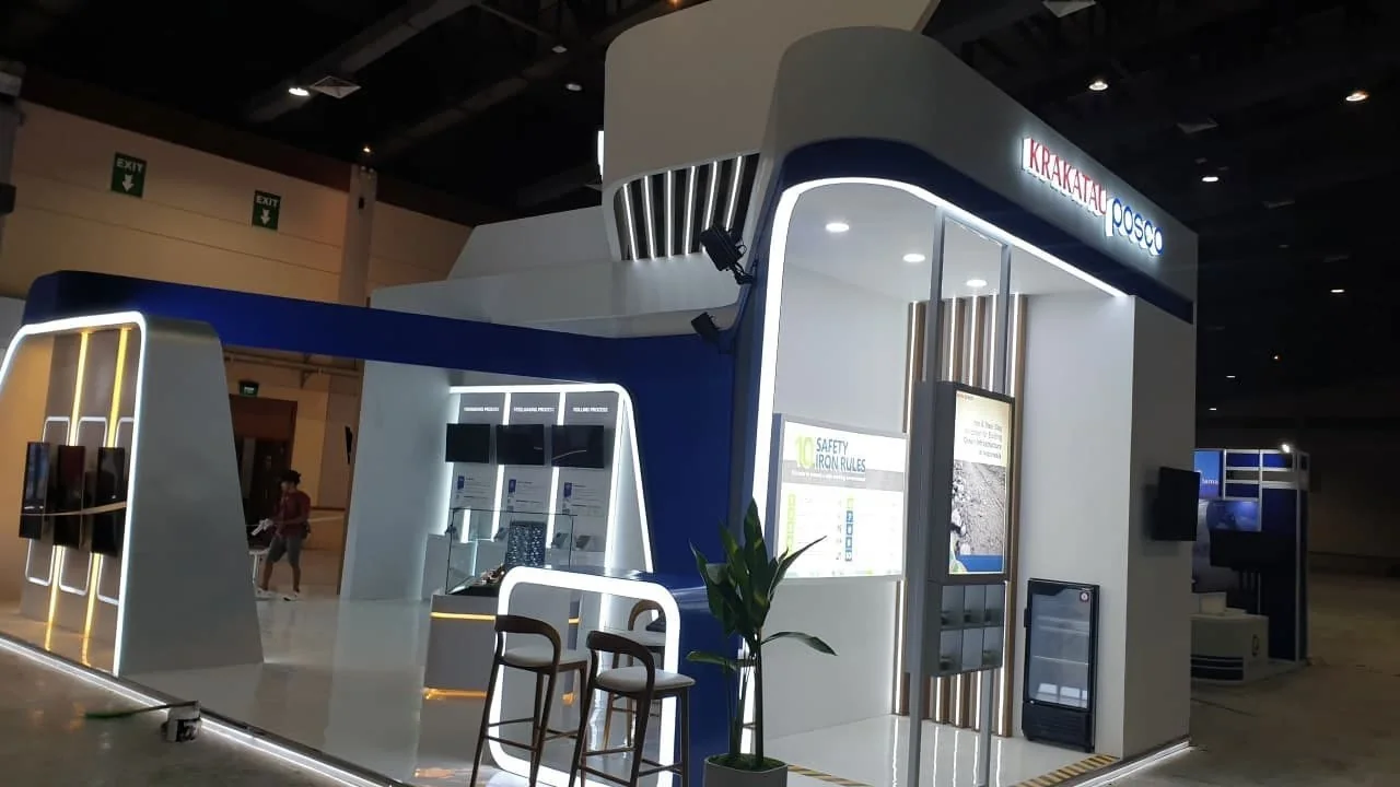 Custom exhibition booth with architectural lighting
